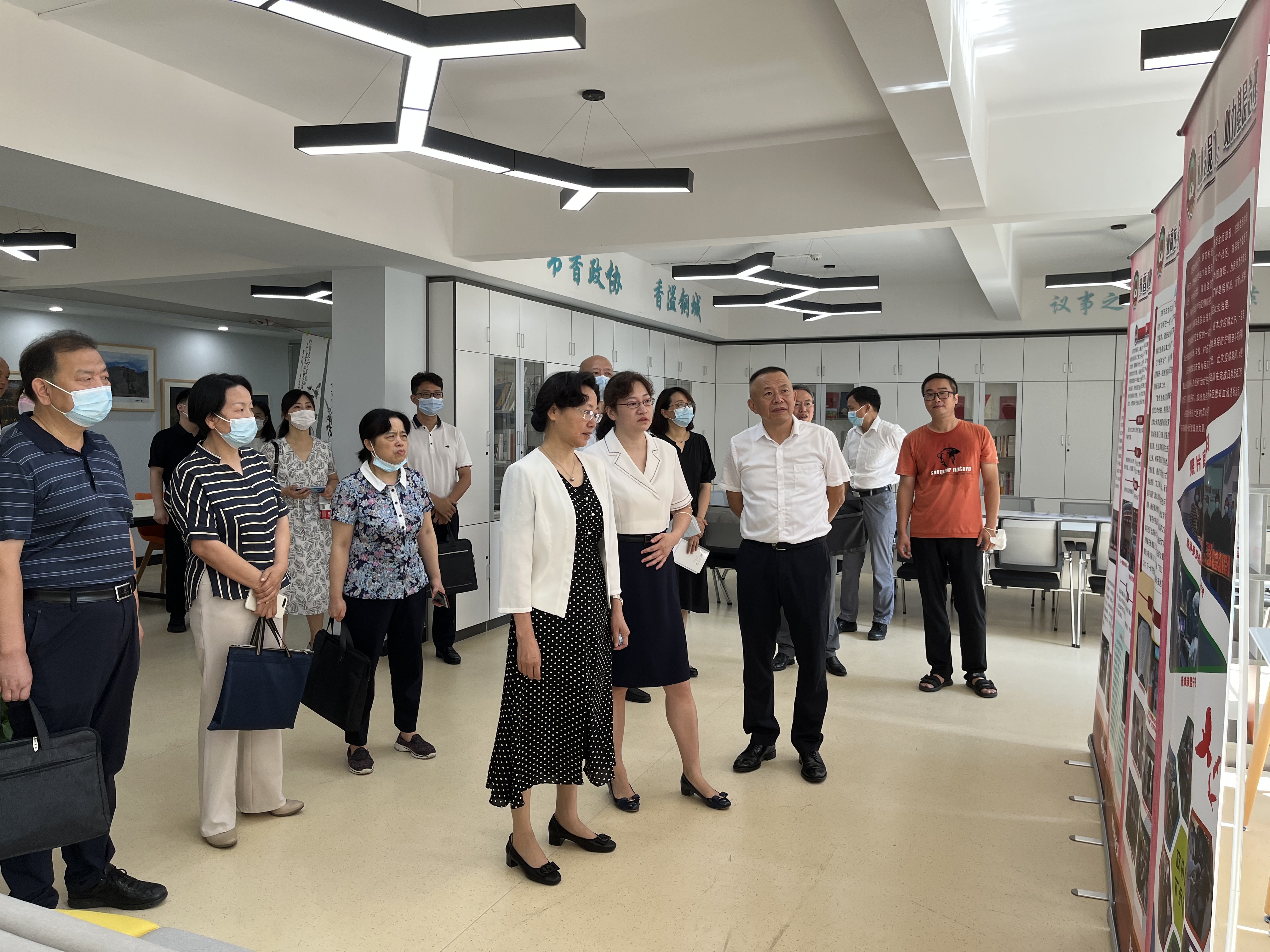 市政协领导视察钢花村街道委员协商议事之家.JPG